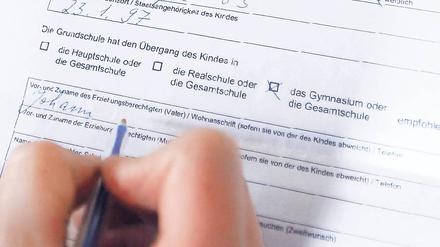 Taktische Klugheit ist gefragt. Für jeden Schüler steht nur ein Anmeldebogen zur Verfügung. Doch Eltern können auch bereits abgegebene Bewerbungen noch bis zum letzten Tag abholen, korrigieren und an einer anderen Schule abgeben. 