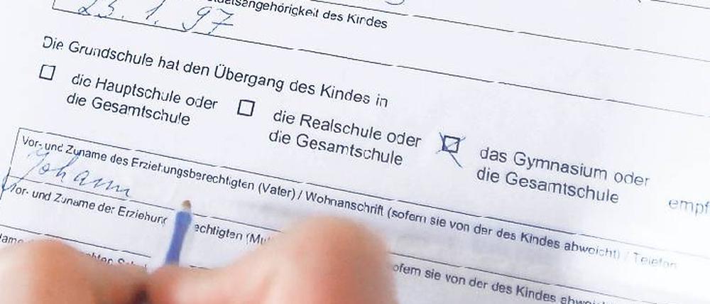 Taktische Klugheit ist gefragt. Für jeden Schüler steht nur ein Anmeldebogen zur Verfügung. Doch Eltern können auch bereits abgegebene Bewerbungen noch bis zum letzten Tag abholen, korrigieren und an einer anderen Schule abgeben.