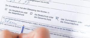 Taktische Klugheit ist gefragt. Für jeden Schüler steht nur ein Anmeldebogen zur Verfügung. Doch Eltern können auch bereits abgegebene Bewerbungen noch bis zum letzten Tag abholen, korrigieren und an einer anderen Schule abgeben. 