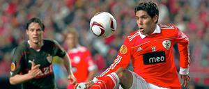 Und hoch das Bein: Benficas Franco Jara zeigt seine technische Fähigkeiten. Christian Träsch im Hintergrund schaut durchaus beeindruckt zu.