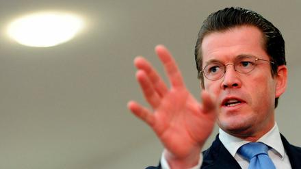 Nachdem er einen Großteil der politischen Berichterstatter von seiner Erklärung ausgeschlossen hatte, entschuldigte sich Verteidigungsminister Guttenberg bei den Journalisten.