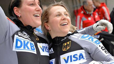 Sie sind die Königinnen vom Königssee: Die Pilotin des Bobs Deutschland 2, Cathleen Martini (r.), und ihre Anschieberin Romy Logsch jubeln über ihren WM-Titel.