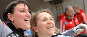 Sie sind die Königinnen vom Königssee: Die Pilotin des Bobs Deutschland 2, Cathleen Martini (r.), und ihre Anschieberin Romy Logsch jubeln über ihren WM-Titel.