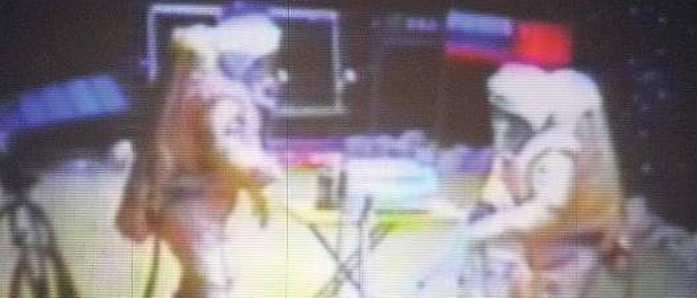 Zwei Männer und ein Klapptisch. Alexander Smolejewski und Diego Urbina bei der Arbeit. Die Bilder sind absichtlich schlecht - so wie sie es bei einer Übertragung vom Mars auch wären.