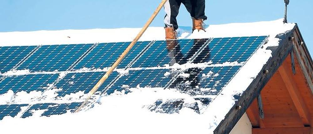 Aufs Dach steigen sollte man der Solaranlage nicht selbst, da die empfindlichen Module verkratzen könnten. Foto: Steffi Loos/ddp