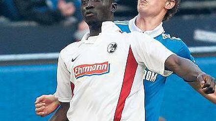 Ballverliebt. Cissé (l.) und Höwedes haben nur eines im Blick.