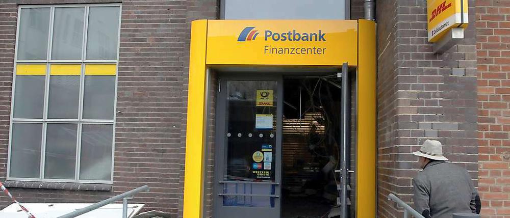 Durch die Explosion wurde der gesamte Eingangsbereich der Postbankfiliale zerstört.
