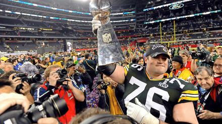Stolz präsentieren die Green Bay Packers den Pokal.