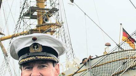 Als Erster von Bord. Kommandant Norbert Schatz bei seinem Amtsantritt auf dem Segelschulschiff der deutschen Marine im Jahr 2006. Foto: ddp