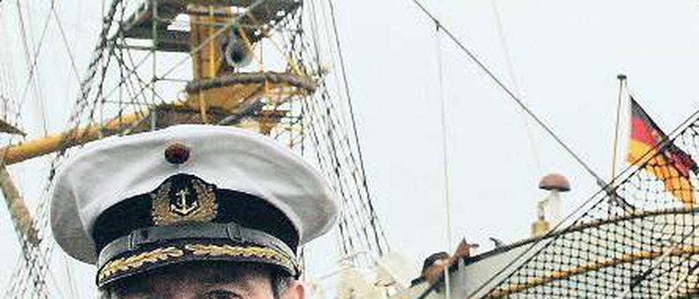 Als Erster von Bord. Kommandant Norbert Schatz bei seinem Amtsantritt auf dem Segelschulschiff der deutschen Marine im Jahr 2006. Foto: ddp