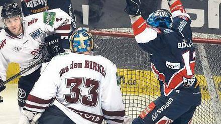 Die Wende in Berlin. Die Eisbären bejubeln das Tor zum 1:2im dritten Drittel.