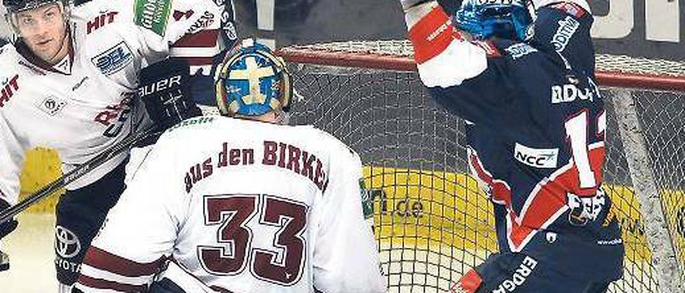 Die Wende in Berlin. Die Eisbären bejubeln das Tor zum 1:2im dritten Drittel.