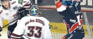 Die Wende in Berlin. Die Eisbären bejubeln das Tor zum 1:2im dritten Drittel.