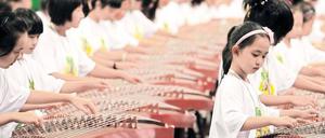 Zittern für den Erfolg. Beim 1. Gu-Zheng-Musikfestival in Peking traten im Juli 2009 1000 Teilnehmer an.