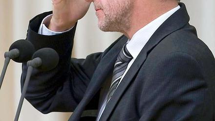 Holger Rupprecht (SPD) hat Grund zur Sorge. Die unangemeldete Urlaubsfahrt mit einem Dienstwagen könnte den brandenburgischen Bildungsminister das Amt kosten.