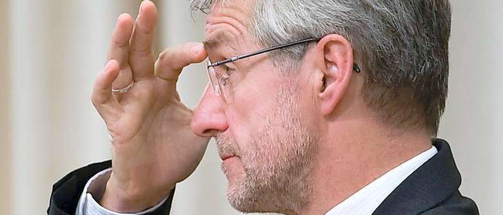Holger Rupprecht (SPD) hat Grund zur Sorge. Die unangemeldete Urlaubsfahrt mit einem Dienstwagen könnte den brandenburgischen Bildungsminister das Amt kosten.