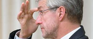 Holger Rupprecht (SPD) hat Grund zur Sorge. Die unangemeldete Urlaubsfahrt mit einem Dienstwagen könnte den brandenburgischen Bildungsminister das Amt kosten. 