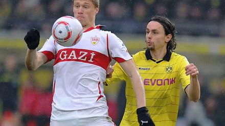 Den Spitzenreiter etwas kleiner gemacht: Stuttgarts Pogrebniak vor Dortmunds Subotic.