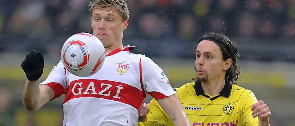 Den Spitzenreiter etwas kleiner gemacht: Stuttgarts Pogrebniak vor Dortmunds Subotic.