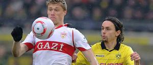 Den Spitzenreiter etwas kleiner gemacht: Stuttgarts Pogrebniak vor Dortmunds Subotic.
