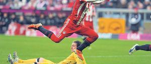 Schlagen im Vorübergehen. Der lange verletzte Arjen Robben spielte zum ersten Mal in dieser Saison in der Startelf und schoss gleich das 1:0 für Bayern. Foto: dpa