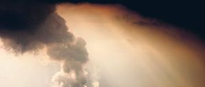 Schmutzig. Nicht nur RWE oder Vattenfall haben etwas vom Handel mit Emissionsrechten, auch die Deutsche Bank mischt mit. Foto: dpa