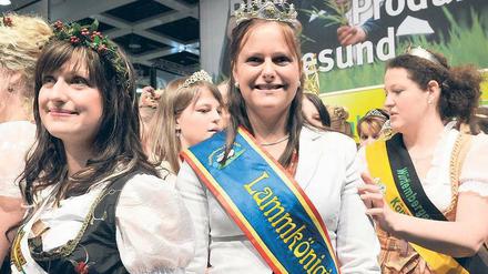 Majestäten en masse. Höhepunkt der Grünen Woche: Die Produktköniginnen strahlten gestern in Halle 3.2 um die Wette. Jede wirbt für ihren eigenen Fachbereich.