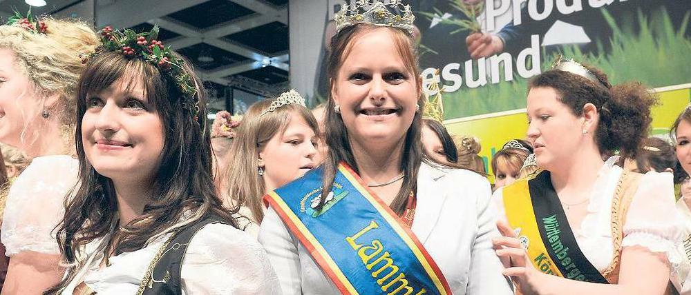 Majestäten en masse. Höhepunkt der Grünen Woche: Die Produktköniginnen strahlten gestern in Halle 3.2 um die Wette. Jede wirbt für ihren eigenen Fachbereich.