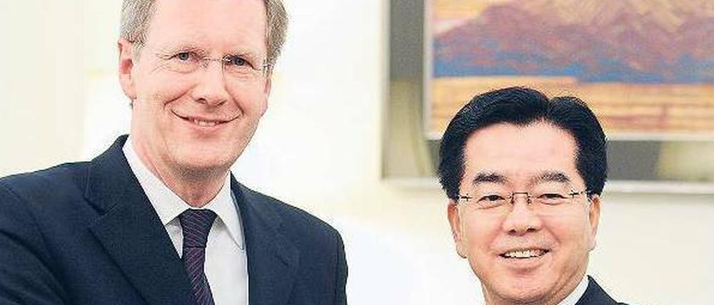 150 Jahre Handschlag: Bundespräsident Christian Wulff und der japanische Vizeaußenminister Yutaka Banno.