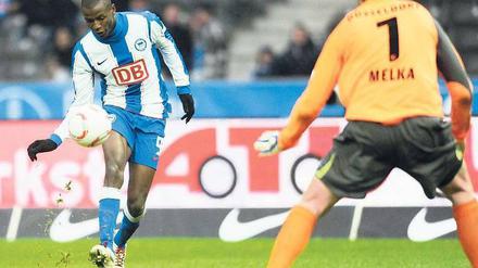 Selten schön. Adrian Ramos löffelt den Ball über Düsseldorfs Torhüter Michael Melka zum 4:2 für Hertha ins Tor. 