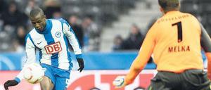 Selten schön. Adrian Ramos löffelt den Ball über Düsseldorfs Torhüter Michael Melka zum 4:2 für Hertha ins Tor. 