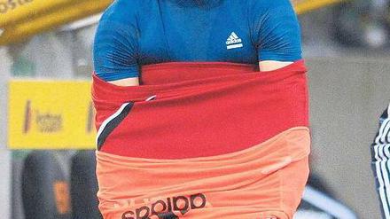 Raus aus den Trainingsklamotten. Michael Ballack darf endlich wieder spielen. Foto: AFP