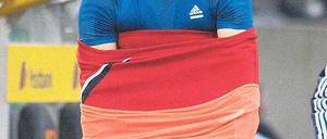 Raus aus den Trainingsklamotten. Michael Ballack darf endlich wieder spielen. Foto: AFP