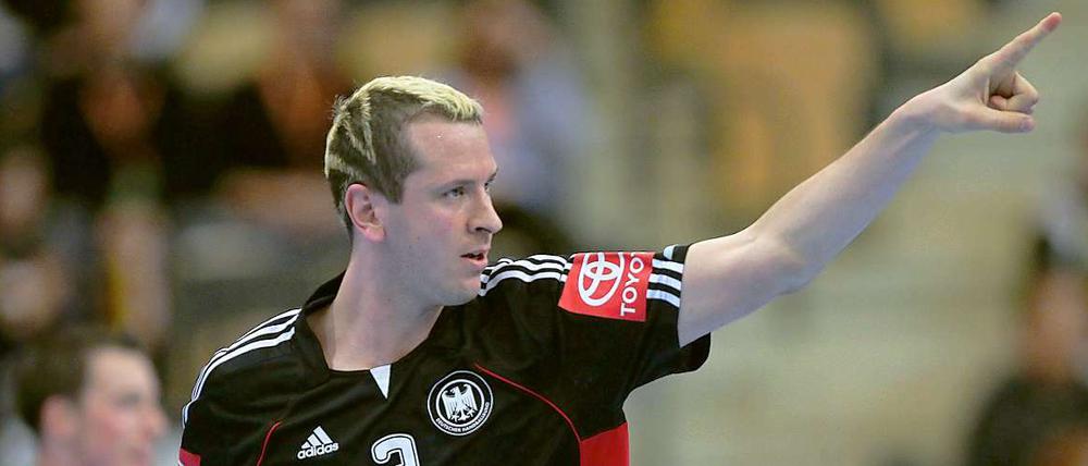 Pascal Hens zeigt es an: Für die deutsche Mannschaft geht es bei der Handball-WM aufwärts - erst gegen Tunesien und dann in die Hauptrunde.