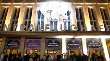Zur Eröffnungsfeier am Dienstagabend strömten die Gäste der Bread &amp; Butter durch den Haupteingang in das Flughafengebäude.