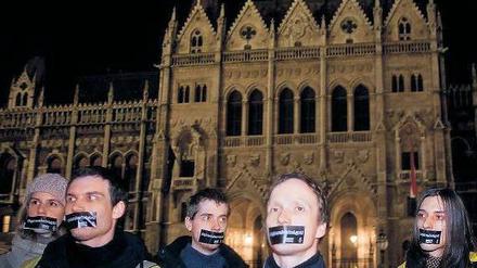 Lieber die Klappe halten. Demonstranten gegen das neue Mediengesetz vor dem ungarischen Parlament in Budapest. 