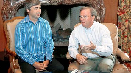 Larry Page (l.) übernimmt die Führung bei Google von Eric Schmidt.