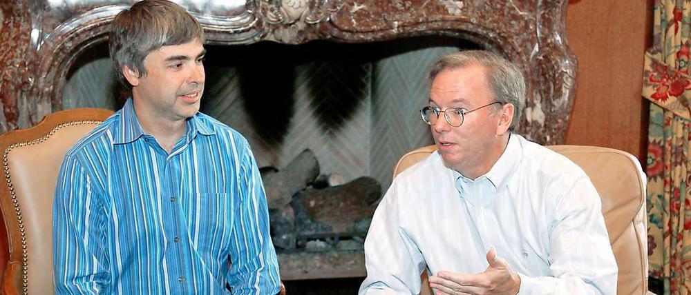Larry Page (l.) übernimmt die Führung bei Google von Eric Schmidt.
