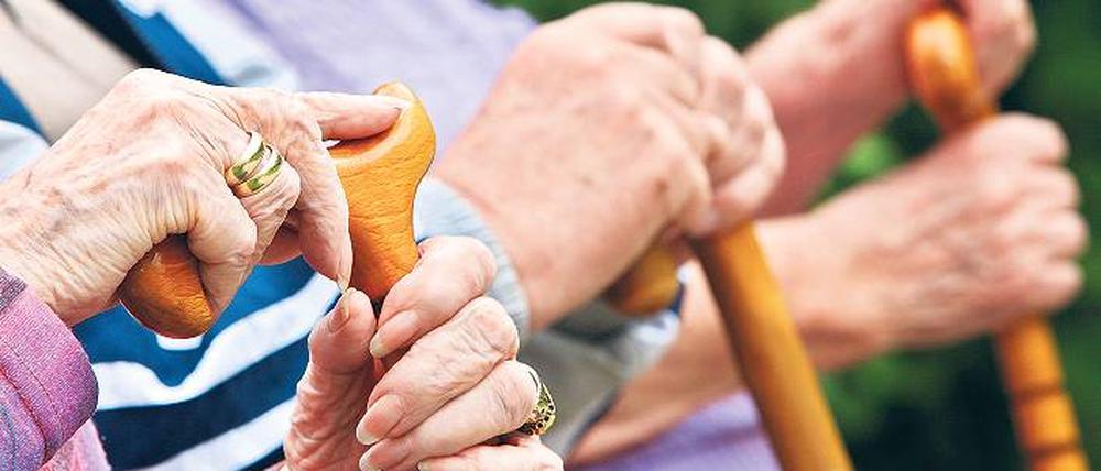 Zu Hause ist es doch am schönsten. Im Alter wollen die meisten Deutschen in ihrem eigenen Haus oder der eigenen Wohnung leben. Rund zwei Drittel wünschen sich, mit 70 Jahren in den eigenen vier Wänden noch ohne fremde Hilfe zurechtzukommen. Das hat die repräsentative Emnid-Studie „Wohnwünsche im Alter“ ergeben. Ein Pflegeheim oder eine Seniorenresidenz ziehen nur 15 Prozent vor.Foto: dpa