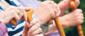 Zu Hause ist es doch am schönsten. Im Alter wollen die meisten Deutschen in ihrem eigenen Haus oder der eigenen Wohnung leben. Rund zwei Drittel wünschen sich, mit 70 Jahren in den eigenen vier Wänden noch ohne fremde Hilfe zurechtzukommen. Das hat die repräsentative Emnid-Studie „Wohnwünsche im Alter“ ergeben. Ein Pflegeheim oder eine Seniorenresidenz ziehen nur 15 Prozent vor.Foto: dpa