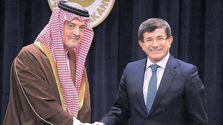 Minister Davutoglu (r.) macht Druck auf den Iran.