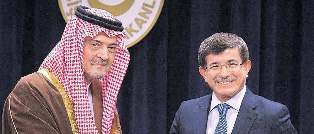 Minister Davutoglu (r.) macht Druck auf den Iran.