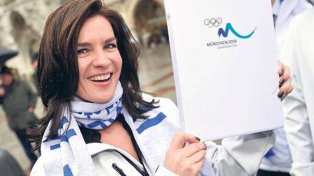 Frau der Ringe. Katarina Witt, Chefin der Münchner Bewerbung, präsentiert das offizielle Bid Book vor dem Münchner Rathaus. Doch in Garmisch hält der Protest an. 