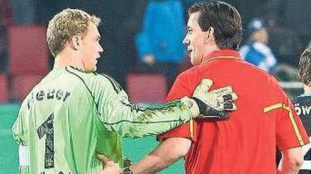 Mein Freund, der Schiedsrichter. Schalkes Torhüter Manuel Neuer und Manuel Gräfe zeigen, dass es auch ohne Streit geht.