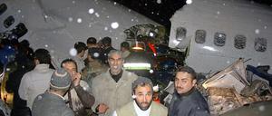 Bei dichtem Schneetreiben ereignete sich das Flugzeugunglück im Iran. Die Passagiermaschine brach bei einer Notlandung auseinander.