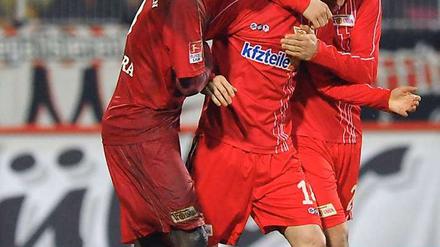 Die Berliner bejubeln das 1:0 durch Paul Thomik (M.).