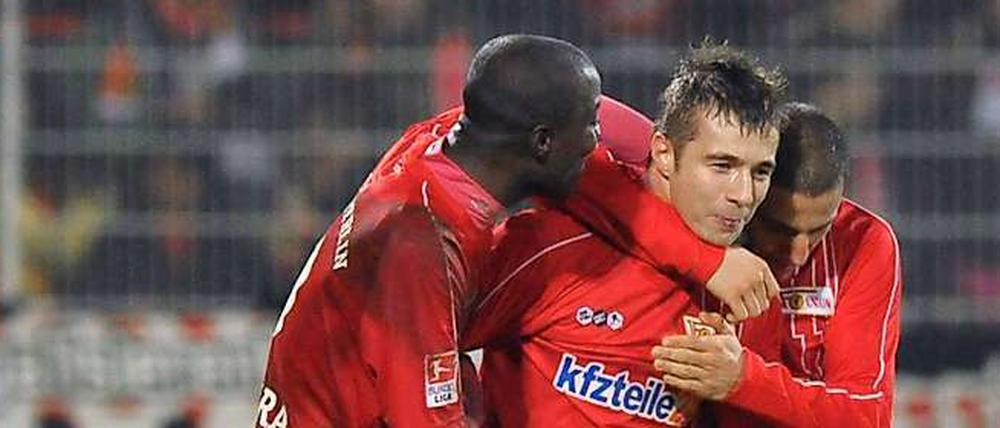 Die Berliner bejubeln das 1:0 durch Paul Thomik (M.).