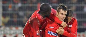 Die Berliner bejubeln das 1:0 durch Paul Thomik (M.).