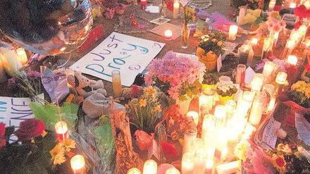 Kerzen für die Opfer. Vor dem Büro von Gabrielle Giffords in Tucson, Arizona, haben Bürger Kerzen und Blumen aufgestellt.