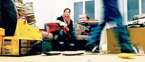 Hereinspaziert in die gute Stube. Dominic Graßhoff hat die Weddinger Wohnung organisiert. Die Kleidung aus den Kartons wird an Bedürftige verteilt.